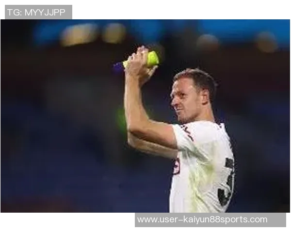 埃文斯度假时接到弗莱彻电话与卡里克鲁尼共度时光